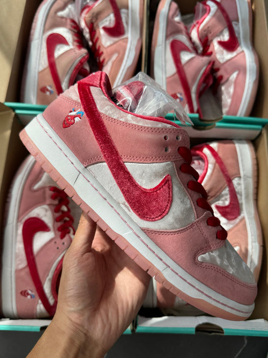 Dunk Low Pro SB Strange Love DS