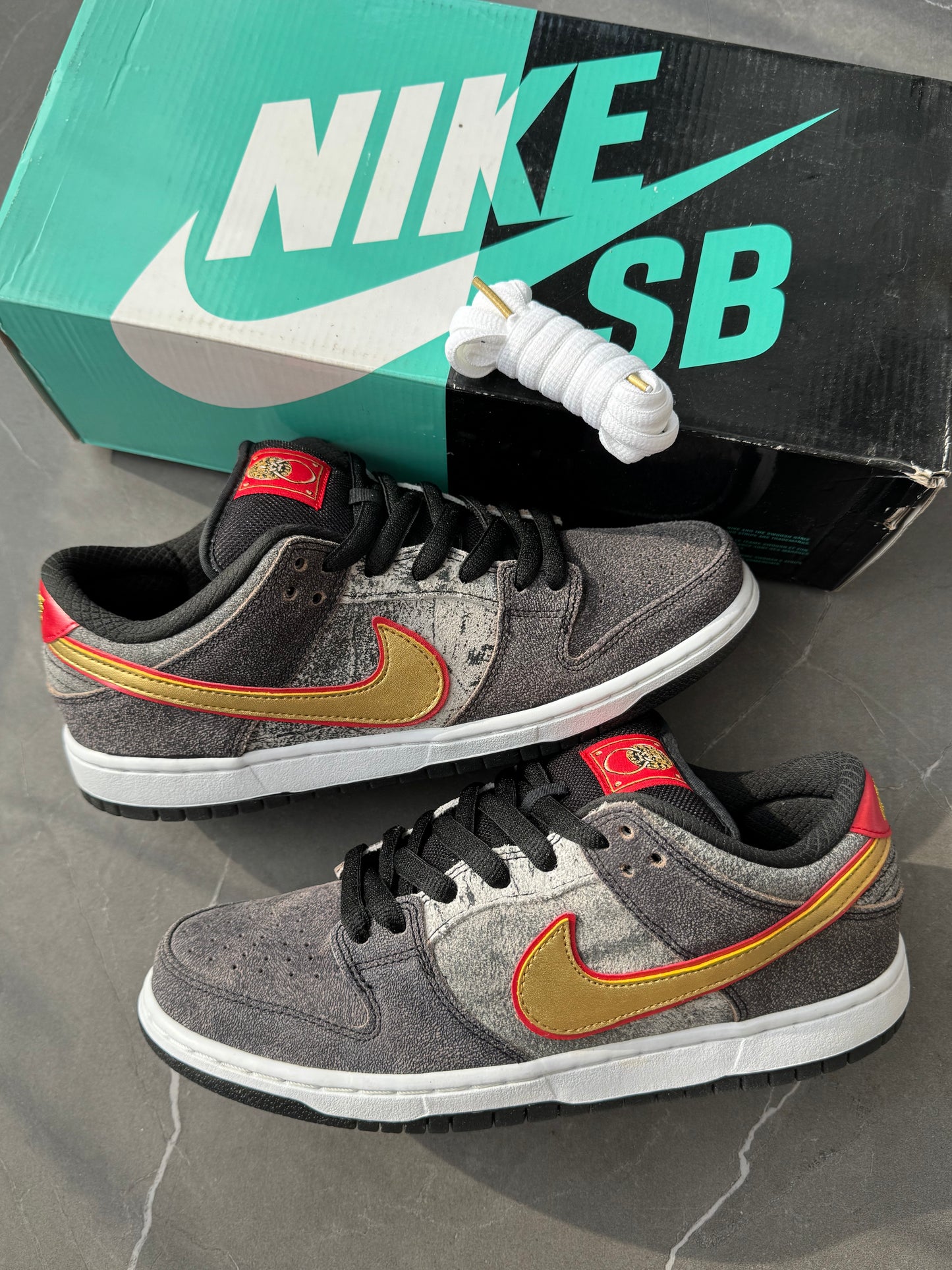 Dunk Low Premium SB QS Beijing Metallic Gold 2013 US8.5