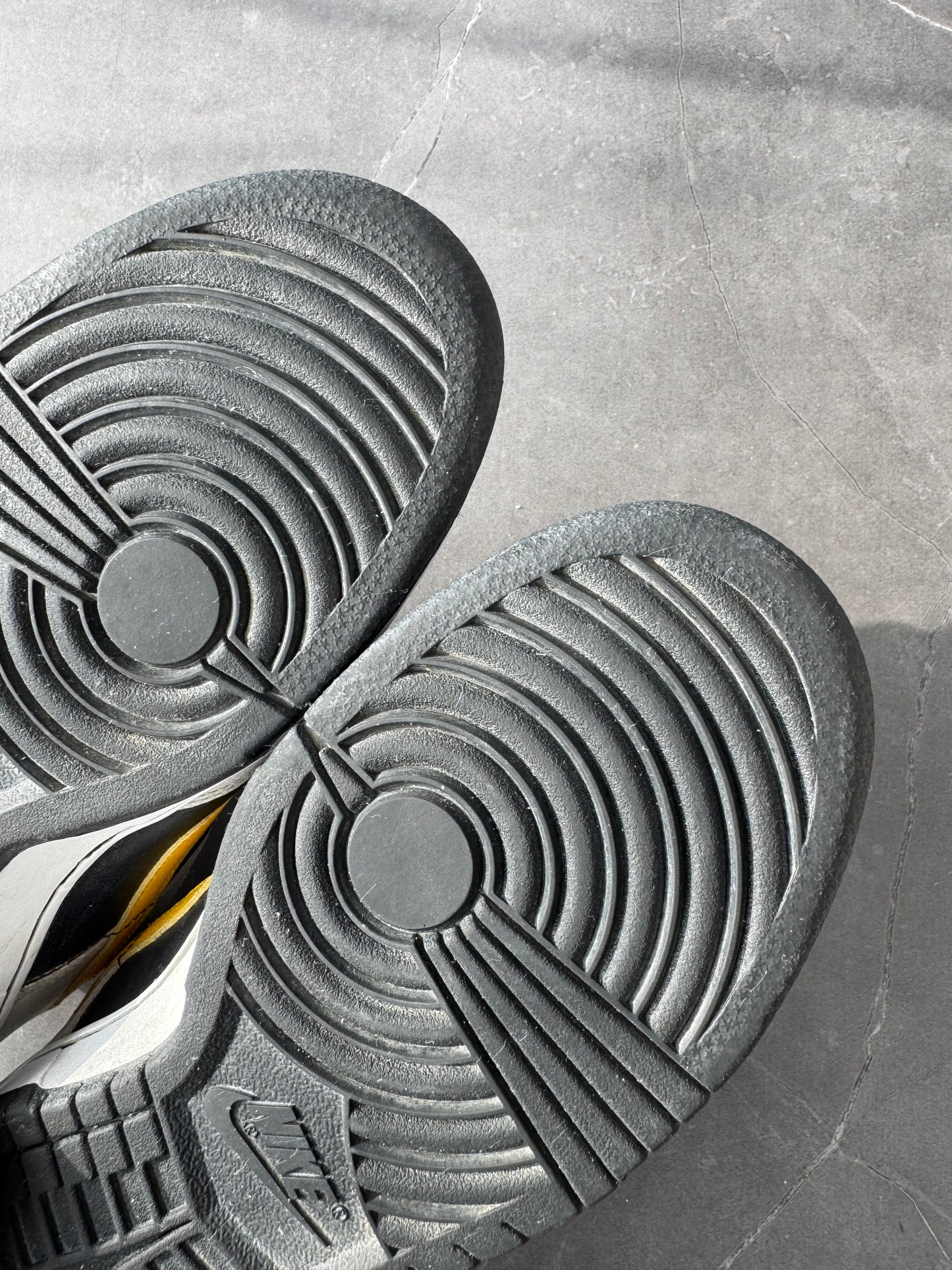 Dunk Low Varsity Maize Neutral Grey 2005