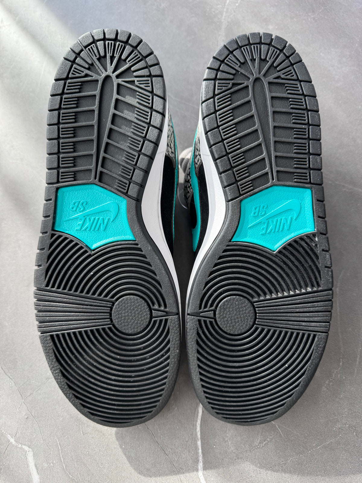 Dunk Low Pro SB Atmos Elephant
