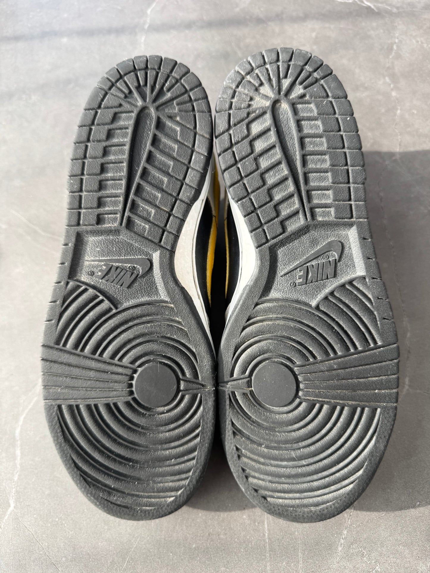 Dunk Low Varsity Maize Neutral Grey 2005