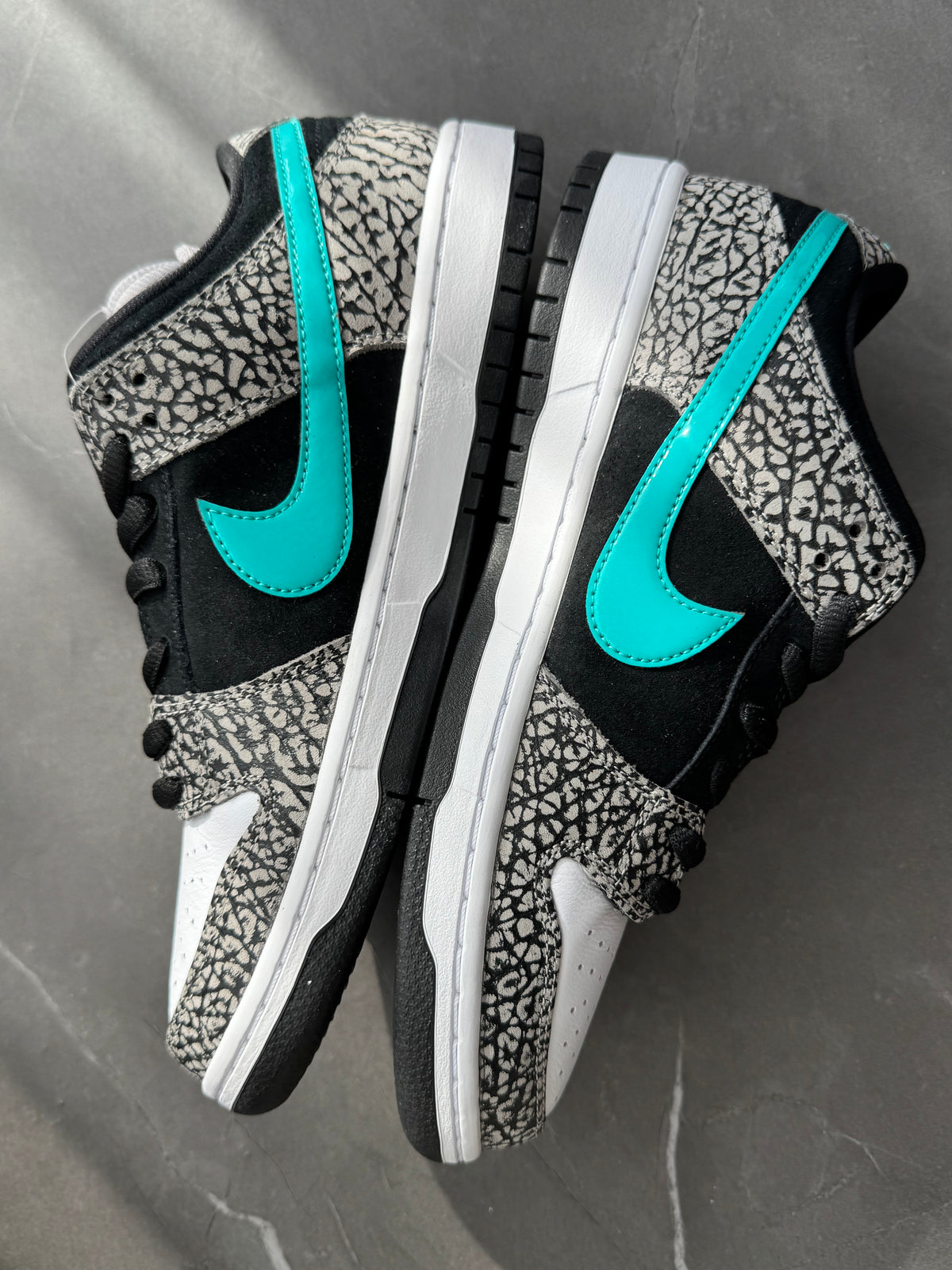 Dunk Low Pro SB Atmos Elephant